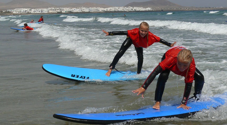1468858846 clases de surf nino famara 2.jpg